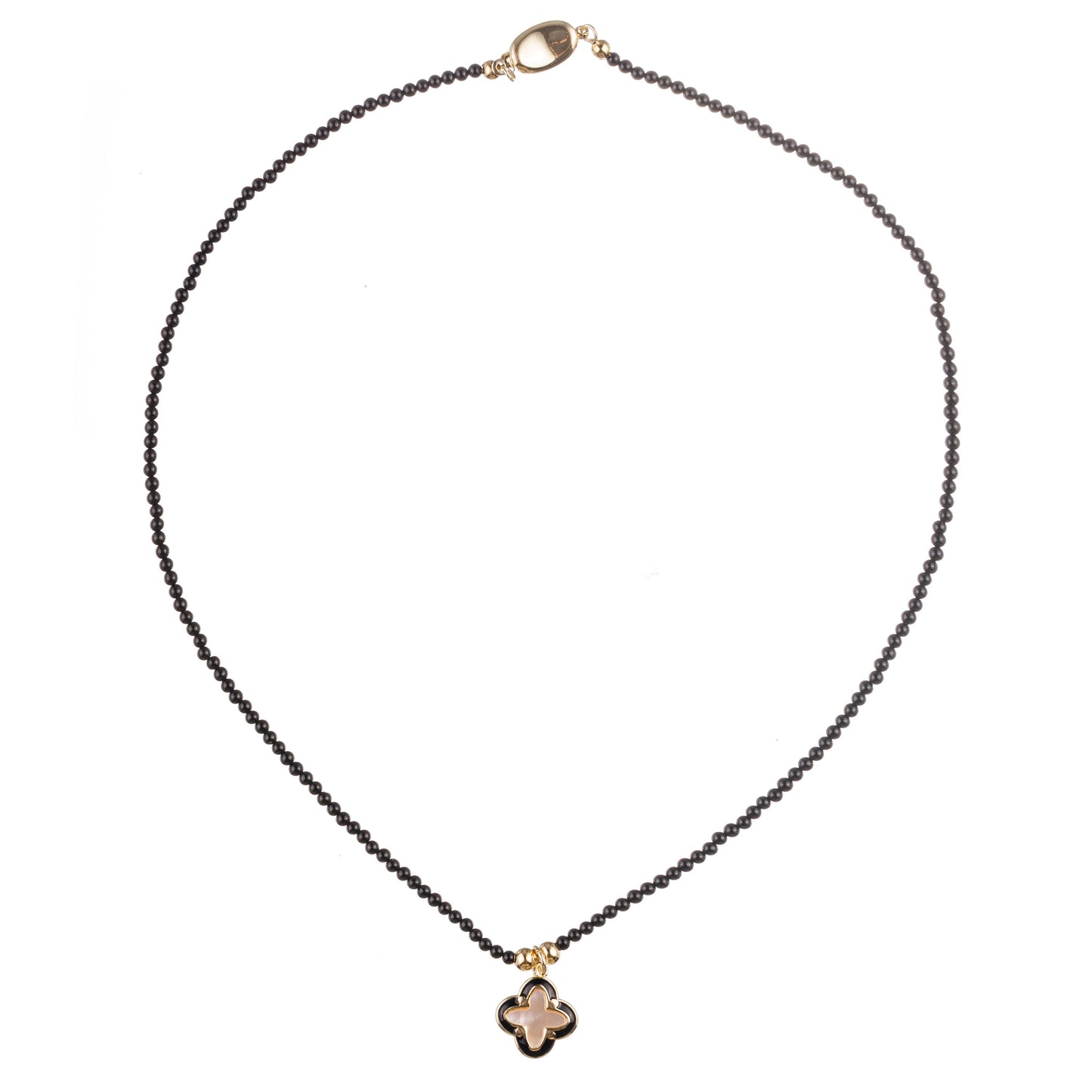 Colier fin din hematit, turmalină și sidef, cu pandantiv trifoi în tonuri aurii și accente elegante de negru – bijuterie handmade cu design minimalist și simbolistică subtilă.