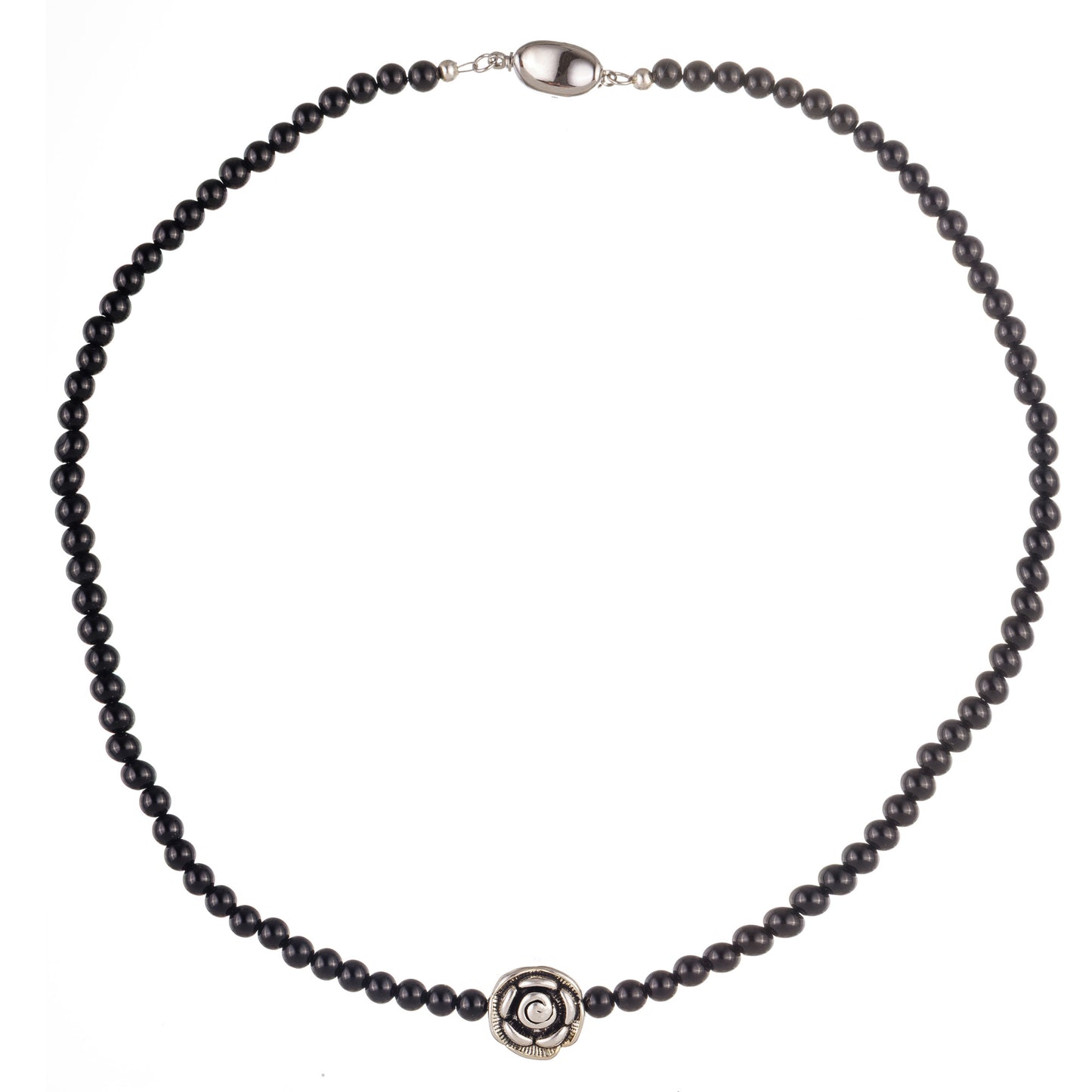 Colier elegant Basic 4 cu mărgele negre din onyx și pandantiv în formă de trandafir argintiu, design handmade, prezentat pe fundal alb