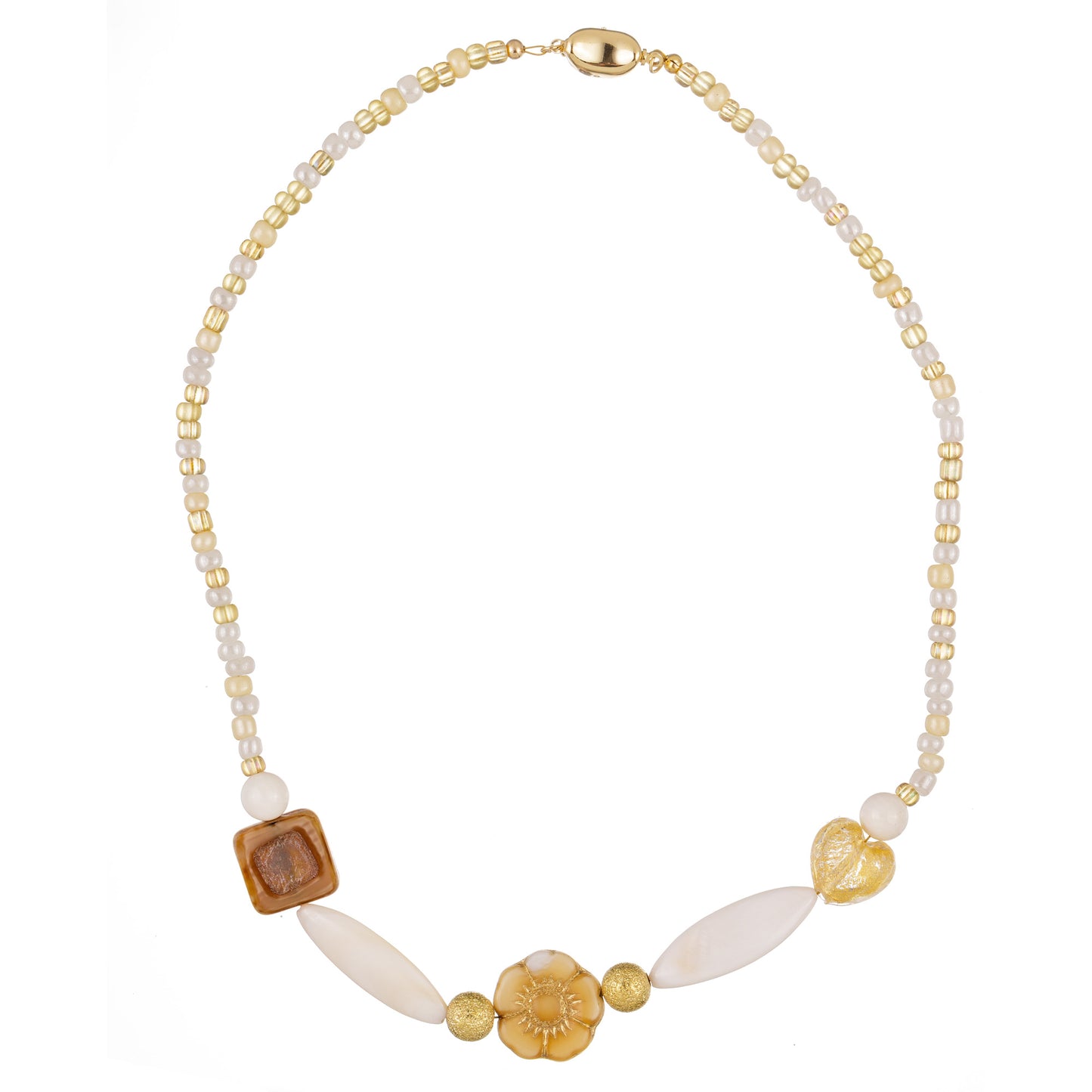 Jolie 1 – colier clasic handmade cu mărgele din mother-of-pearl, jad, sticlă și metal, în tonuri rafinate de auriu, alb, gri și maro – eleganță atemporală pentru femei de toate vârstele.