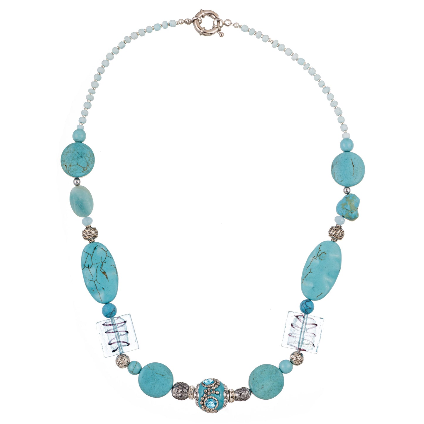 Colier Nomad 1 cu mărgele turcoaz din howlit, hematit, sticlă și sidef, lucrat manual în nuanțe light blue și argintiu; design boem și fresh, ideal pentru un look liber și solar de vară.