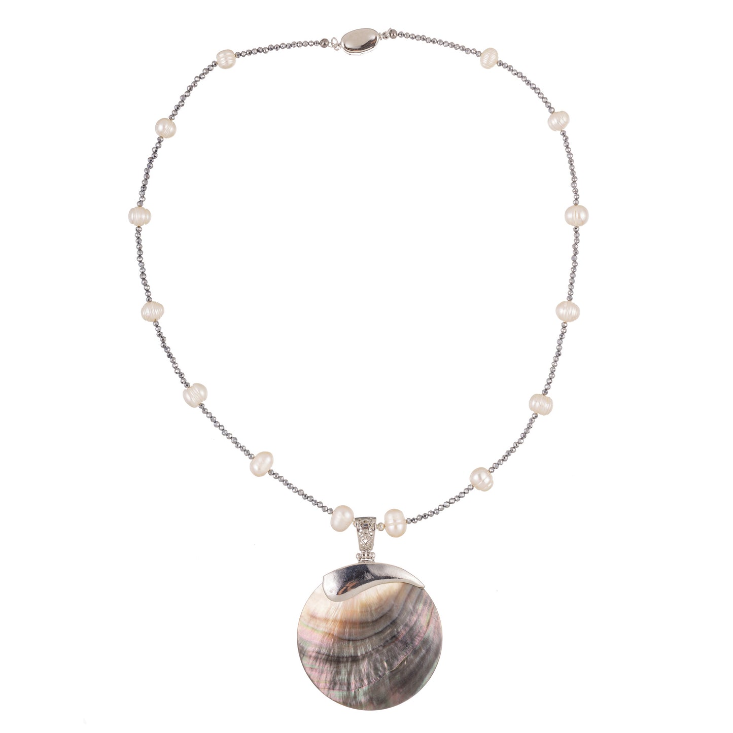 Sidef 2 – colier handmade fashion cu perle naturale, hematit și sidef, în tonuri elegante de alb, negru, gri și argintiu – design beaded cu pandantiv de 7 cm, versatil și rafinat din colecția ‘Oceanica – Bijuterii ca o șoaptă de val’.