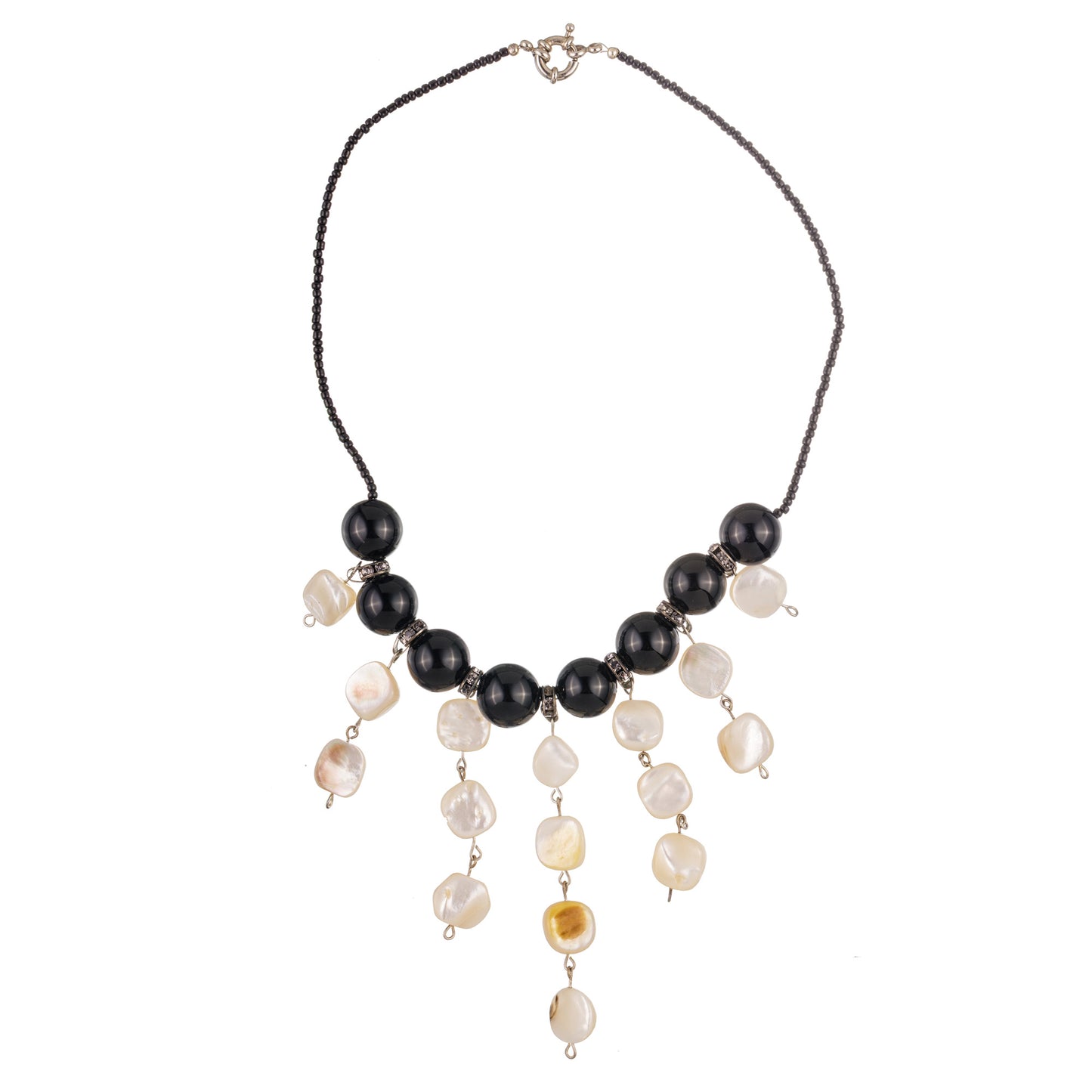 Simfonie 2 – colier statement handmade cu pandantiv grafic în alb-negru, realizat din onix negru și mother-of-pearl, bijuterie fashion unisex cu eleganță poetică din colecția ‘Atemporal – Frumusețea care nu ține cont de timp’.