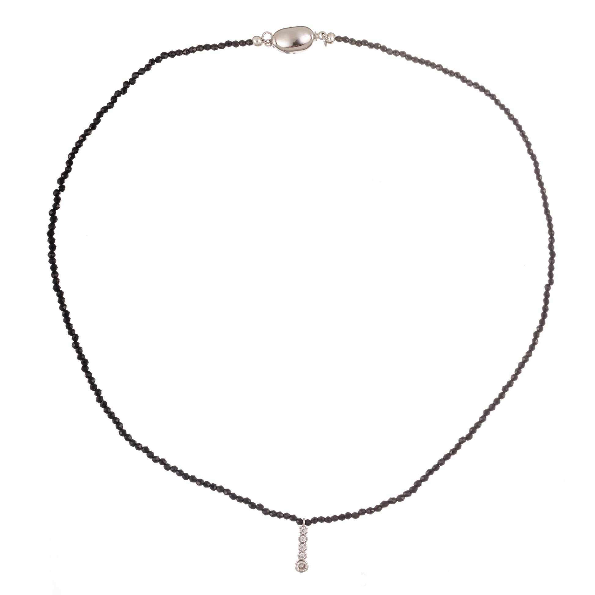 Colier Basic 2 – piesă din colecția Minimal – Frumusețea în forma cea mai pură, realizată manual cu mărgele negre din spinel și pandantiv argintiu decorat cu cinci cristale zirconiu. Designul minimalist și elegant îl face potrivit atât pentru femei, cât și pentru bărbați, în orice context.