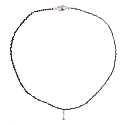Colier Basic 2 – piesă din colecția Minimal – Frumusețea în forma cea mai pură, realizată manual cu mărgele negre din spinel și pandantiv argintiu decorat cu cinci cristale zirconiu. Designul minimalist și elegant îl face potrivit atât pentru femei, cât și pentru bărbați, în orice context.