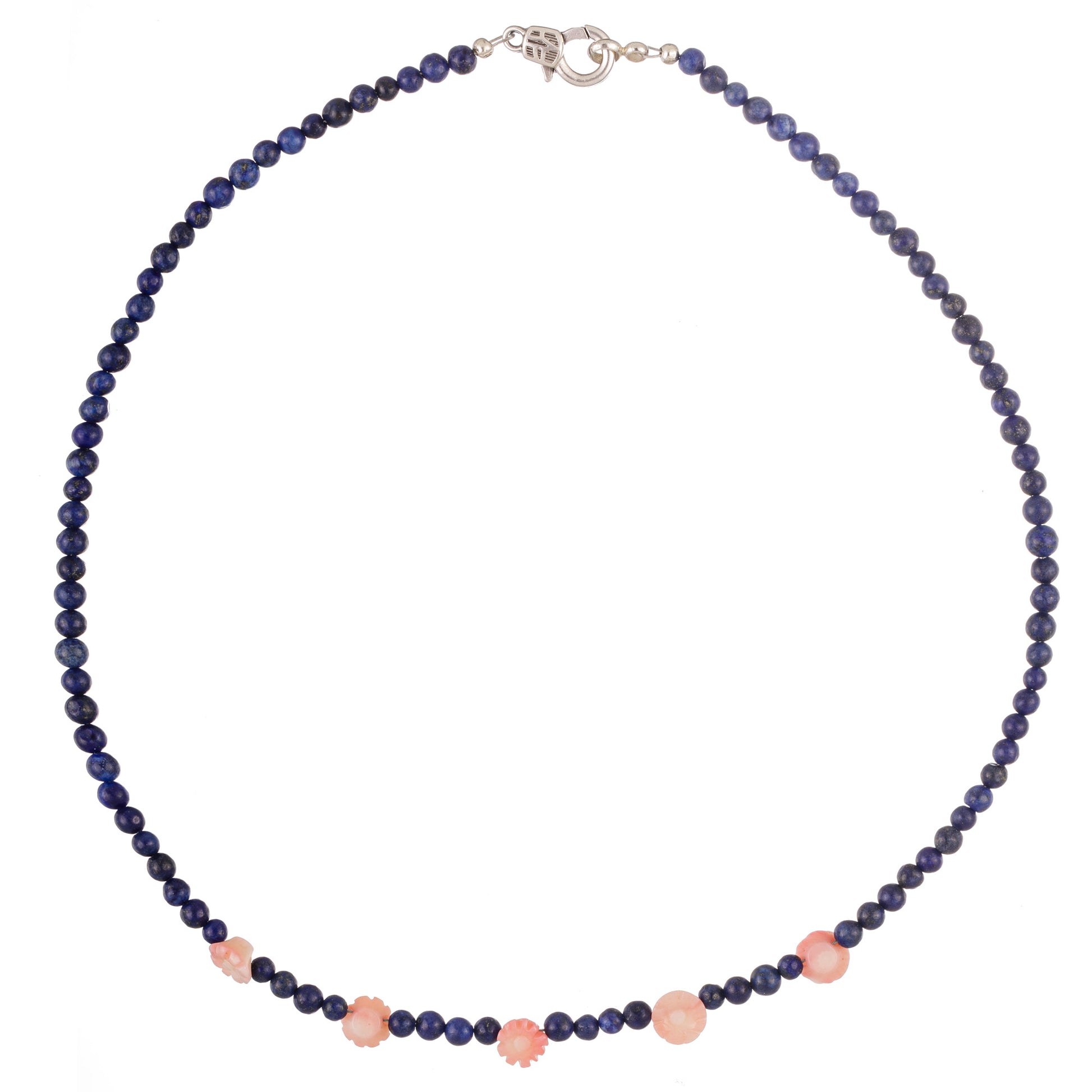 Colier Basic 3 – parte din colecția Minimal – Frumusețea în forma cea mai pură, realizat manual cu mărgele bleumarin din lapis lazuli și accente roz pastel din coral. Designul delicat și feminin îl face alegerea perfectă pentru un look modern, natural și plin de eleganță discretă.