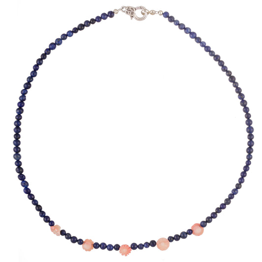 Colier Basic 3 – parte din colecția Minimal – Frumusețea în forma cea mai pură, realizat manual cu mărgele bleumarin din lapis lazuli și accente roz pastel din coral. Designul delicat și feminin îl face alegerea perfectă pentru un look modern, natural și plin de eleganță discretă.