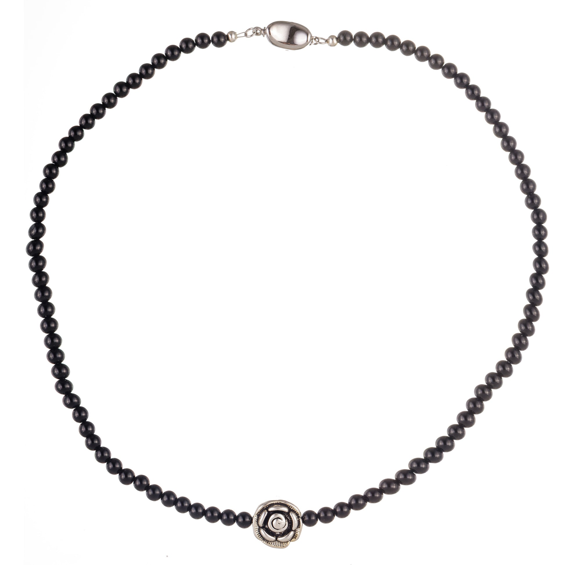 Colier elegant Basic 4 cu mărgele negre din onyx și pandantiv în formă de trandafir argintiu, design handmade, prezentat pe fundal alb