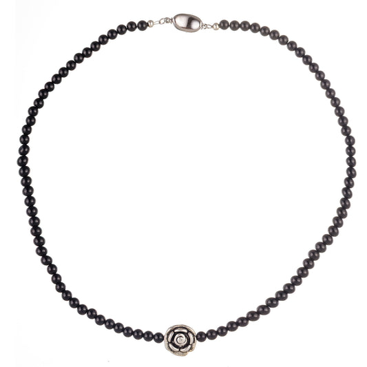 Colier elegant Basic 4 cu mărgele negre din onyx și pandantiv în formă de trandafir argintiu, design handmade, prezentat pe fundal alb