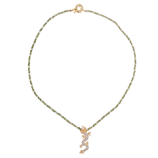 Colier beaded Basic 6 cu mărgele verzi din sticlă, pandantiv dragon auriu și pietre transparente — design statement, contrast vibrant și mister elegant.