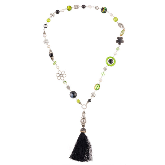 Boho 1 – colier handmade beaded cu pandantiv, realizat din onyx, jad, hematit, perle naturale, sidef, mătase și sticlă, în nuanțe pământii de verde, negru și argintiu – bijuterie unicat cu vibe liber din colecția ‘Gamma Spirit – Bijuterii cu suflet liber și energie pământească’.