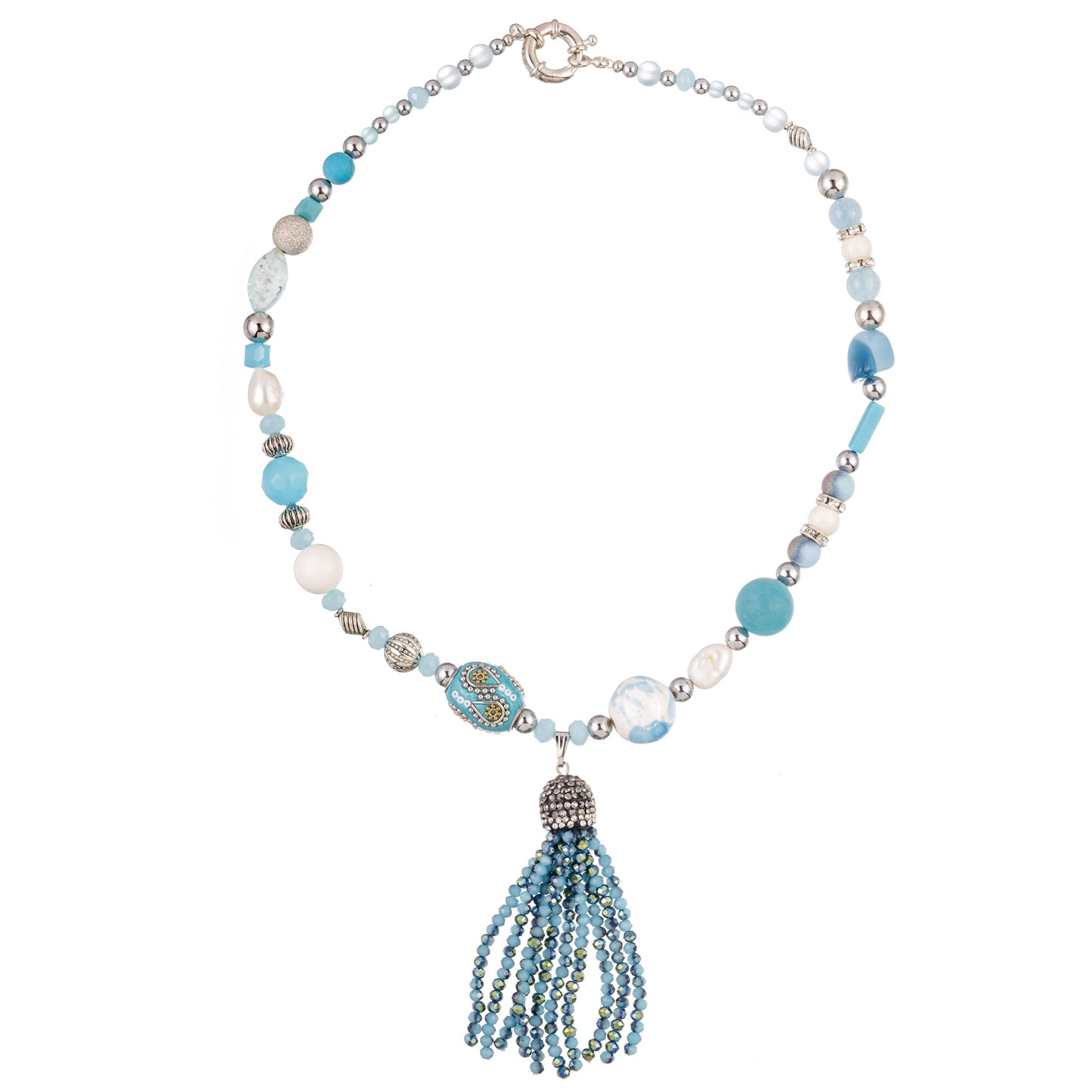 Colier Boho 3 – parte din colecția Boho Spirit – Culori, texturi și vibrații, realizat manual cu mărgele în nuanțe albastre și albe, din howlit, ceramică, perle naturale, lut, sticlă de Murano, larimar, magnesit și metal. Designul eclectic și texturat oferă un aer boem cu accente iernatice, perfect pentru exprimarea stilului personal cu naturalețe și autenticitate.