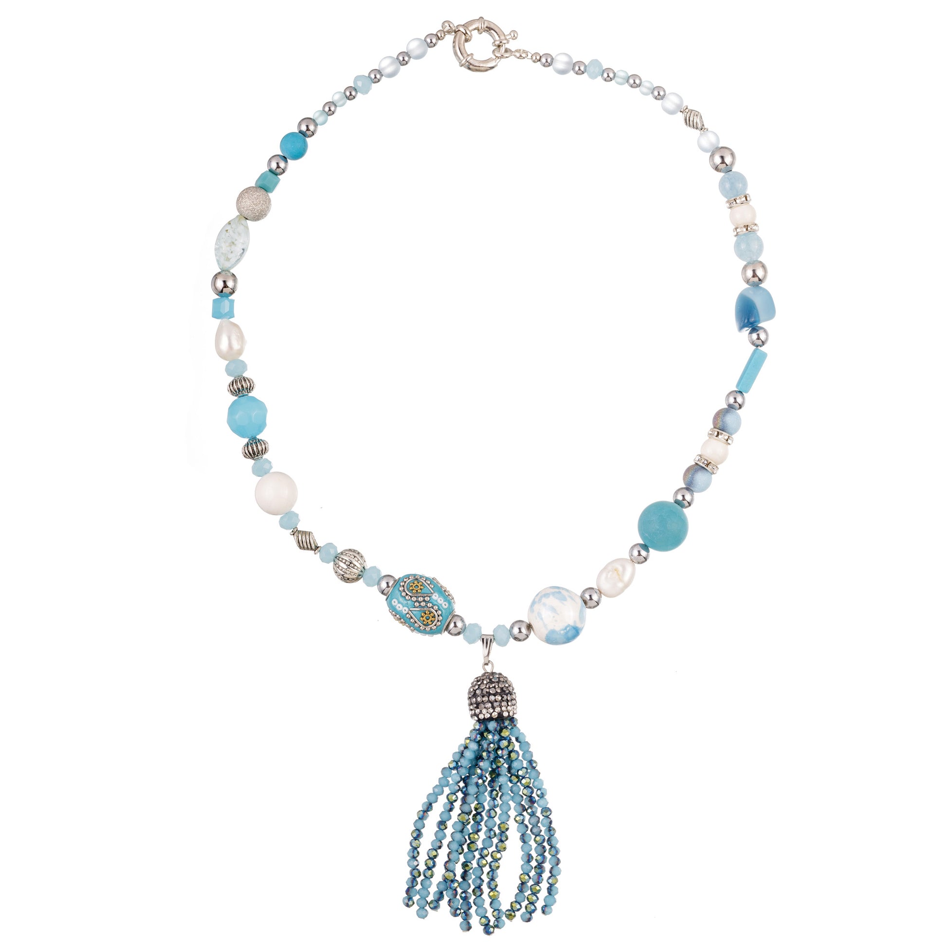Colier Boho 3 – parte din colecția Boho Spirit – Culori, texturi și vibrații, realizat manual cu mărgele în nuanțe albastre și albe, din howlit, ceramică, perle naturale, lut, sticlă de Murano, larimar, magnesit și metal. Designul eclectic și texturat oferă un aer boem cu accente iernatice, perfect pentru exprimarea stilului personal cu naturalețe și autenticitate.