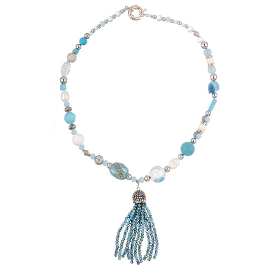 Colier Boho 3 – parte din colecția Boho Spirit – Culori, texturi și vibrații, realizat manual cu mărgele în nuanțe albastre și albe, din howlit, ceramică, perle naturale, lut, sticlă de Murano, larimar, magnesit și metal. Designul eclectic și texturat oferă un aer boem cu accente iernatice, perfect pentru exprimarea stilului personal cu naturalețe și autenticitate.