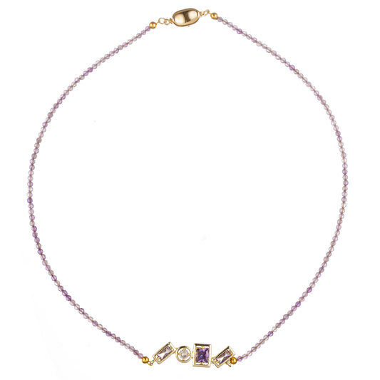 Colier Chic 1 cu design beaded, realizat manual din ametist și zirconiu, cu accente aurii, în nuanțe de mov și auriu, ideal pentru un look elegant de zi.