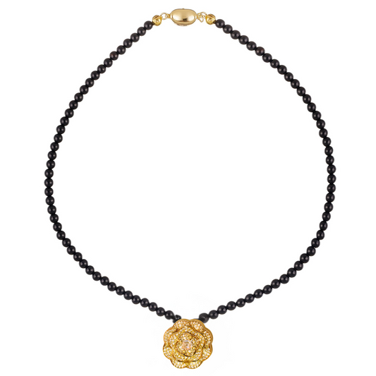 Colier Chic 4 cu mărgele negre din onix și pandantiv floral cu pietre strălucitoare — bijuterie handmade, elegantă și glam pentru femei.