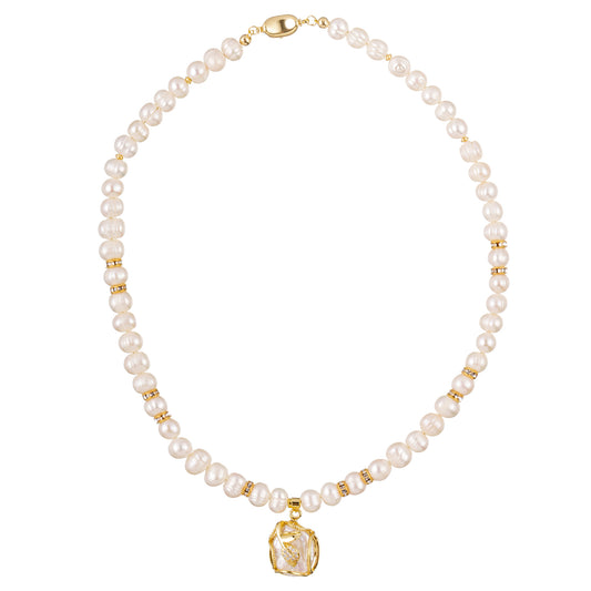 Clasic 1 – colier handmade fashion cu perle de cultură naturale, în nuanțe albe cu accente aurii, design beaded cu pandantiv – eleganță atemporală pentru femei din colecția ‘Perlina – Eleganța perlelor, reinventată’.