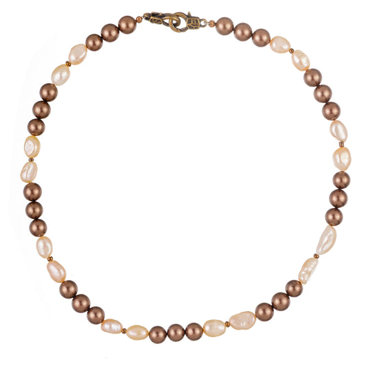 Clasic 2 – colier handmade fashion cu perle naturale, perle de Mallorca și elemente metalice, în nuanțe elegante de alb, bronz, roz pal și gold – bijuterie beaded feminină, atemporală, din colecția ‘Perlina – Eleganța perlelor, reinventată’.