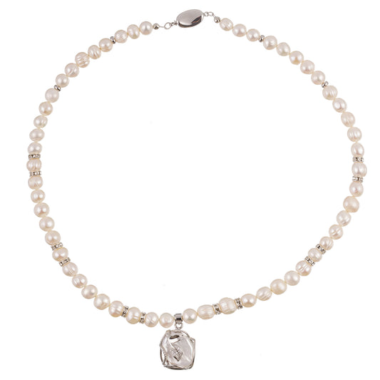 Clasic 3 – colier handmade fashion cu perle de cultură, hematit și elemente metalice argintii, în nuanțe elegante de alb și argintiu – design beaded cu pandantiv, rafinat și versatil din colecția ‘Perlina – Eleganța perlelor, reinventată’.
