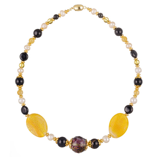 Gamma 1 – colier handmade fashion cu agat, onyx, perle naturale, sticlă și metal, în tonuri elegante de galben, alb, negru și gold – design beaded statement din colecția ‘Gamma Spirit – Bijuterii cu suflet liber și energie pământească’.