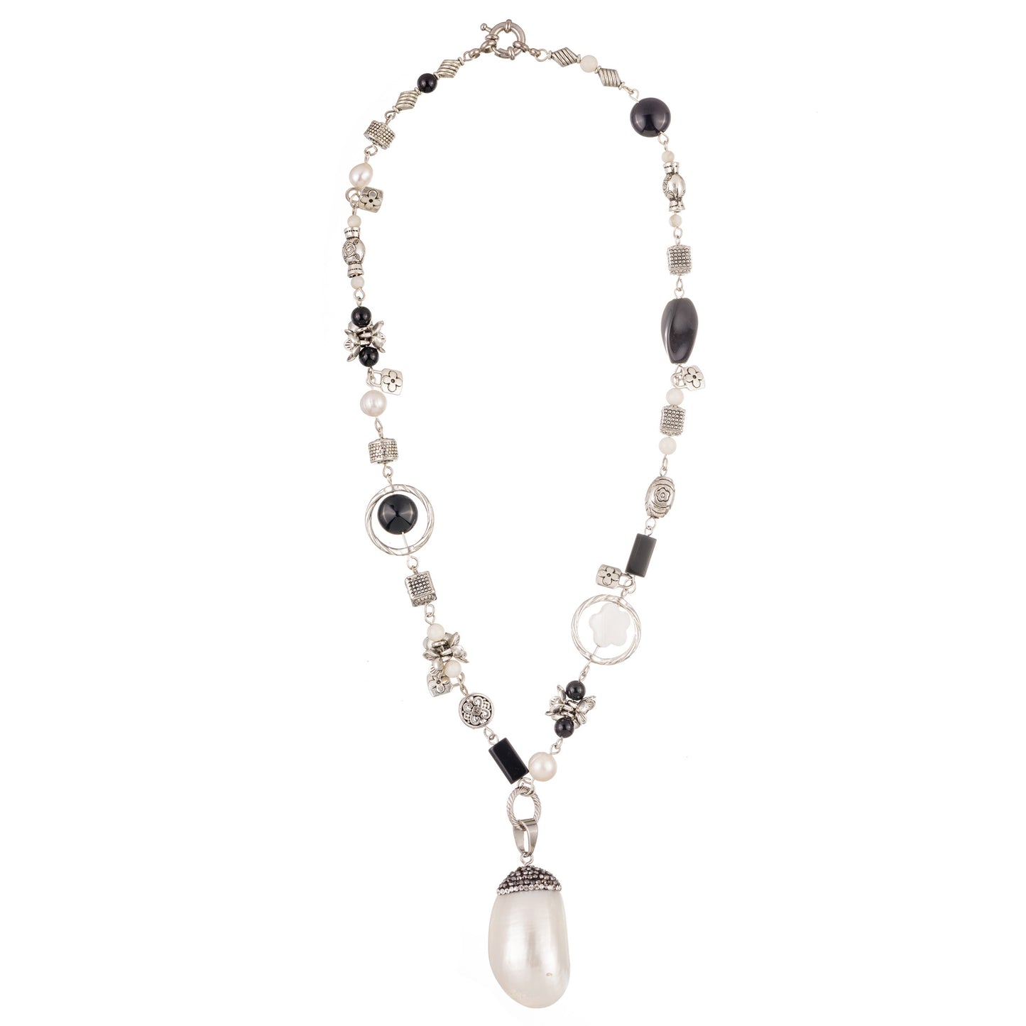 Gamma 3 – colier handmade fashion cu onyx, perle naturale, mother-of-pearl, jad și metal, în tonuri elegante de alb, negru și argintiu – design beaded cu pandantiv, rafinat și expresiv, parte din colecția ‘Gamma Spirit – Bijuterii cu suflet liber și energie pământească’.