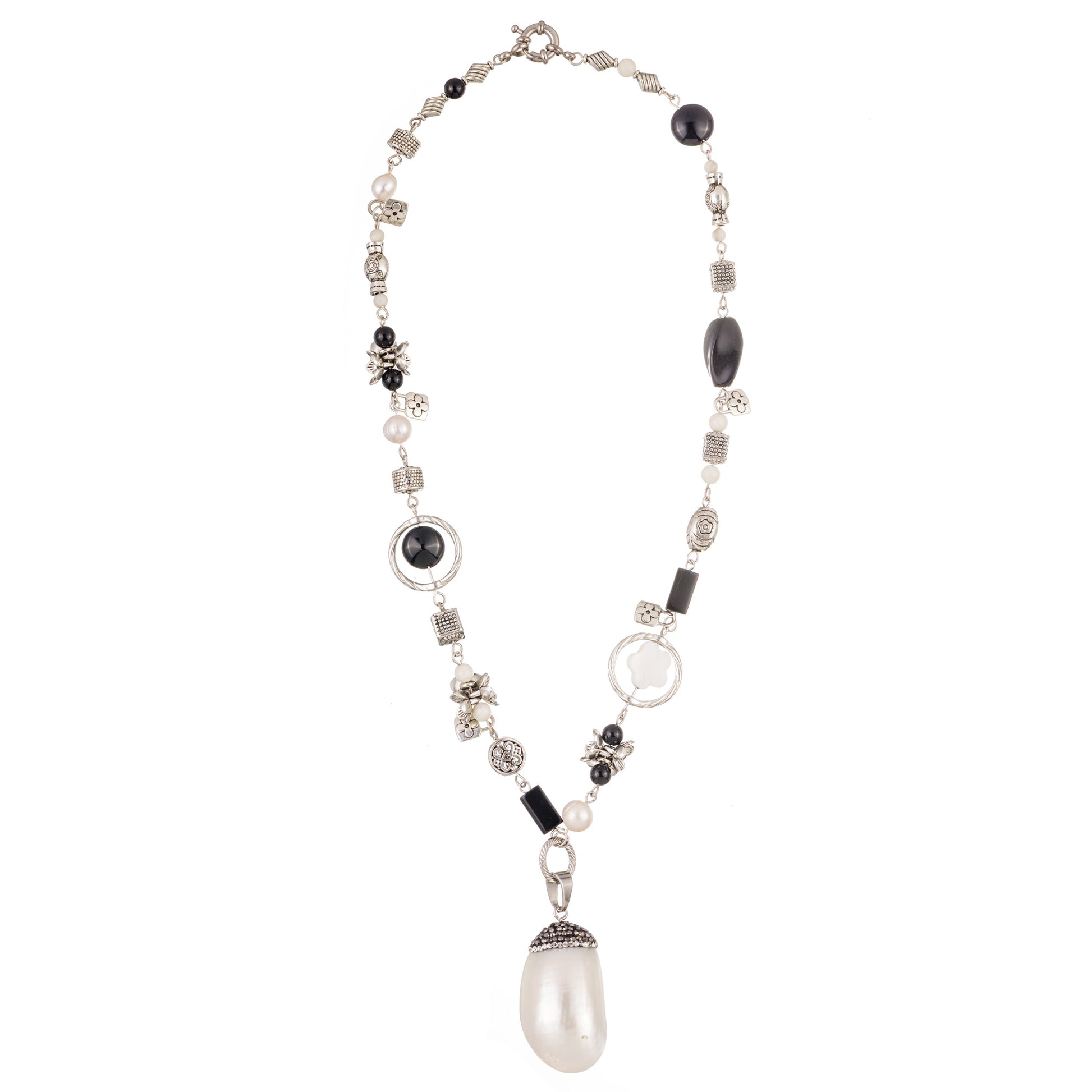 Gamma 3 – colier handmade fashion cu onyx, perle naturale, mother-of-pearl, jad și metal, în tonuri elegante de alb, negru și argintiu – design beaded cu pandantiv, rafinat și expresiv, parte din colecția ‘Gamma Spirit – Bijuterii cu suflet liber și energie pământească’.