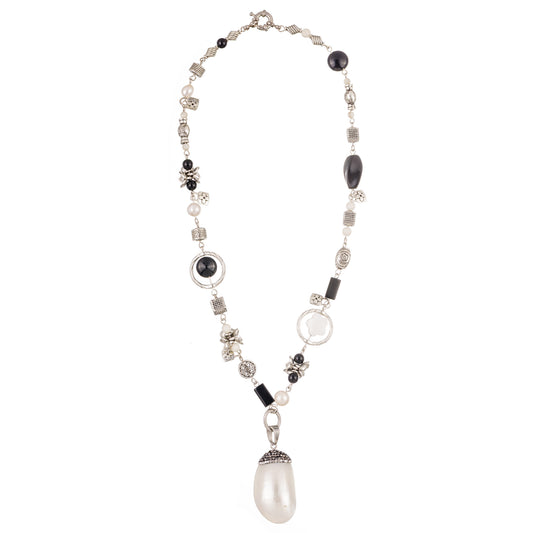 Gamma 3 – colier handmade fashion cu onyx, perle naturale, mother-of-pearl, jad și metal, în tonuri elegante de alb, negru și argintiu – design beaded cu pandantiv, rafinat și expresiv, parte din colecția ‘Gamma Spirit – Bijuterii cu suflet liber și energie pământească’.