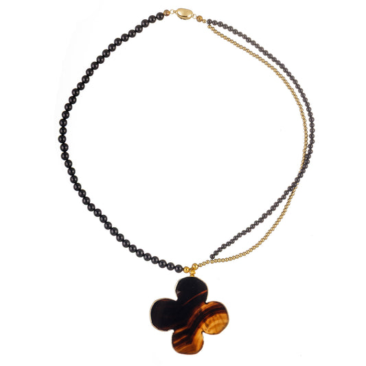 Colier Gamma 4 cu trifoi norocos, realizat manual din hematit, onix, agat și metal; design expresiv beaded-strand-pendant, cu accente black & gold pentru un look modern și elegant.