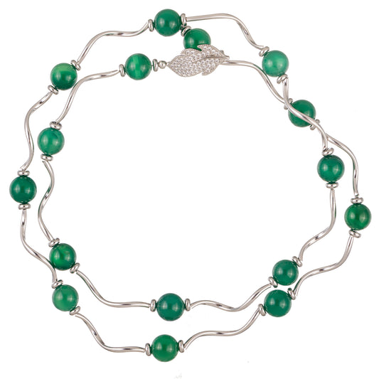 Colier Gamma 6 de tip lariat, lucrat manual din metal argintiu, cu mărgele verde-chalcedony; bijuterie fashion cu design statement, ideală pentru un look fresh și expresiv.
