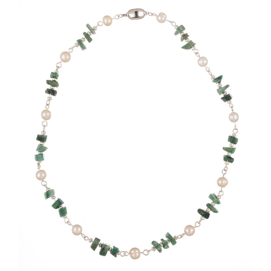 Colier Gamma 7 cu mărgele, perle de cultură, calcedonie verde și sticlă, în nuanțe argintiu, alb și verde; design handmade, rafinat și feminin, ideal pentru un look natural de vară.