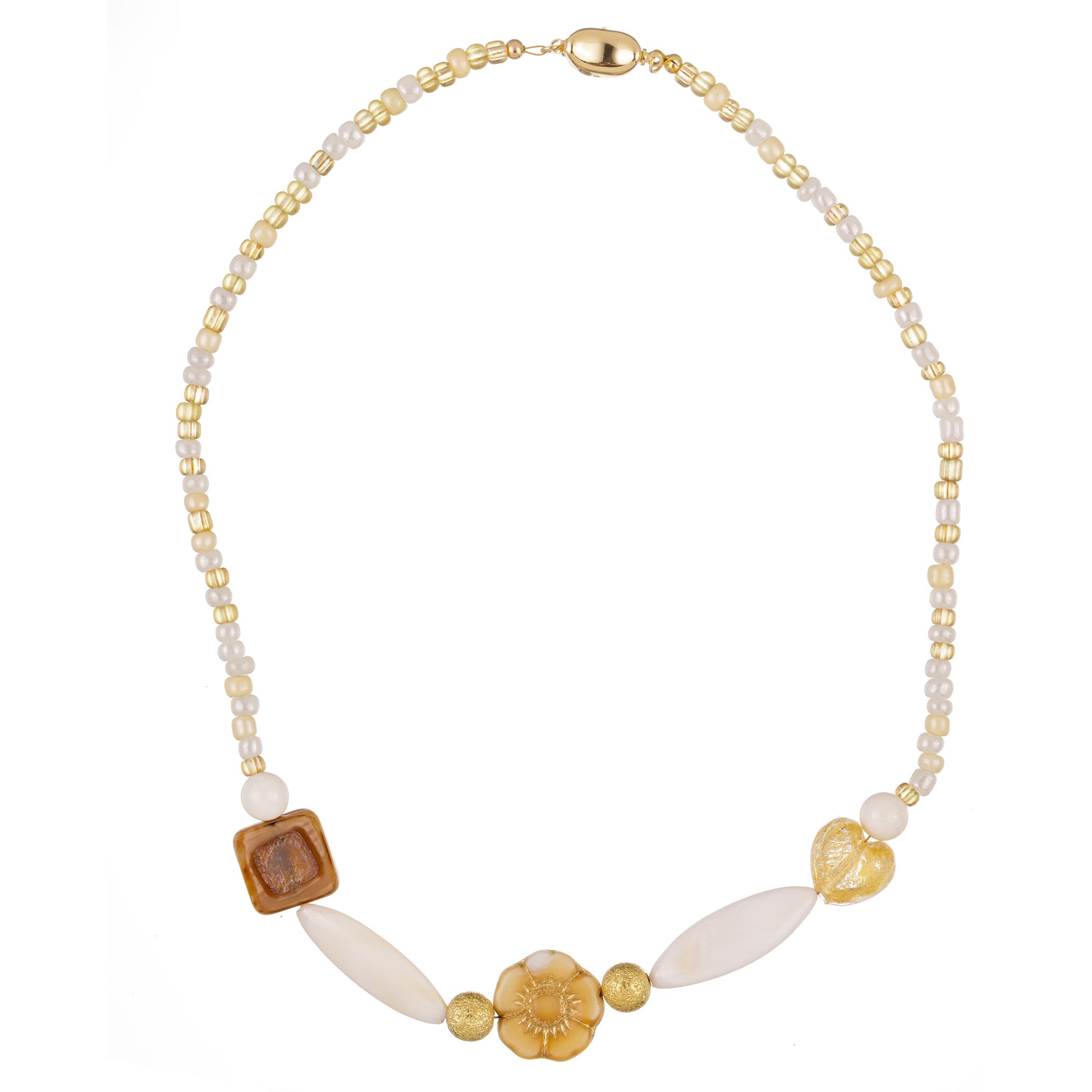 Jolie 1 – colier clasic handmade cu mărgele din mother-of-pearl, jad, sticlă și metal, în tonuri rafinate de auriu, alb, gri și maro – eleganță atemporală pentru femei de toate vârstele.