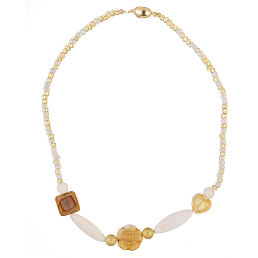 Jolie 1 – colier clasic handmade cu mărgele din mother-of-pearl, jad, sticlă și metal, în tonuri rafinate de auriu, alb, gri și maro – eleganță atemporală pentru femei de toate vârstele.