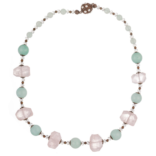 Jolie 2 – colier handmade beaded cu jad, cuarț și sticlă, în nuanțe vibrante de roz, turcoaz și bronz – un accesoriu feminin și proaspăt, perfect pentru un look atemporal.