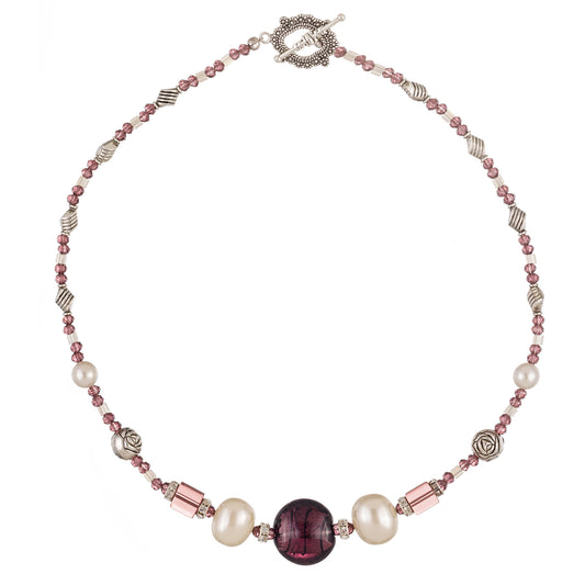 Jolie 3 – colier handmade beaded cu perle de Mallorca, sticlă Murano și metal argintiu, în nuanțe delicate de roz, aur roz și argintiu – rafinament feminin cu aer atemporal.