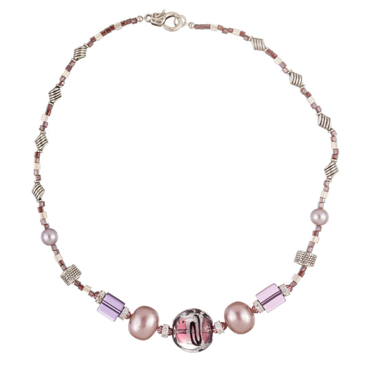 Jolie 4 – colier handmade beaded cu perle de Mallorca, sticlă Murano și Miyuki, în nuanțe delicate de roz, mov, alb și argintiu – un accesoriu feminin cu aer poetic din colecția ‘AtemporaJolie 4 – colier handmade beaded cu perle de Mallorca, sticlă Murano și Miyuki, în nuanțe delicate de roz, mov, alb și argintiu – un accesoriu feminin cu aer poetic din colecția ‘Atemporal’.