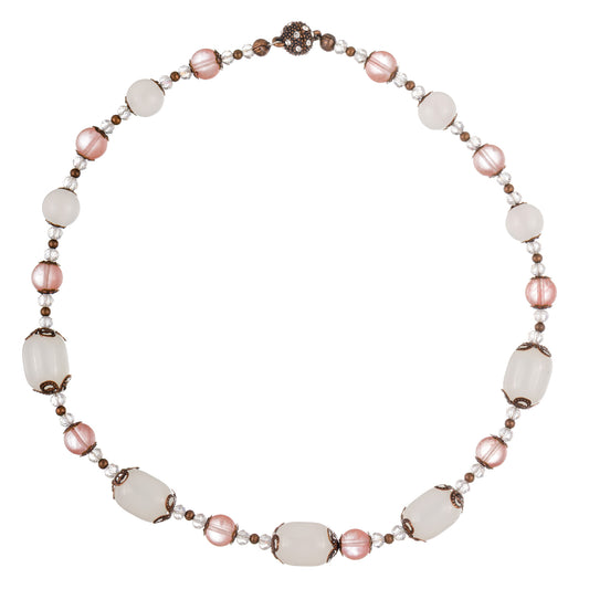 Jolie 7 – colier handmade beaded din sticlă, quartz și metal, în nuanțe delicate de alb, roz pudrat, cupru și argintiu – bijuterie feminină cu design poetic și aer discret, din colecția ‘Atemporal’.