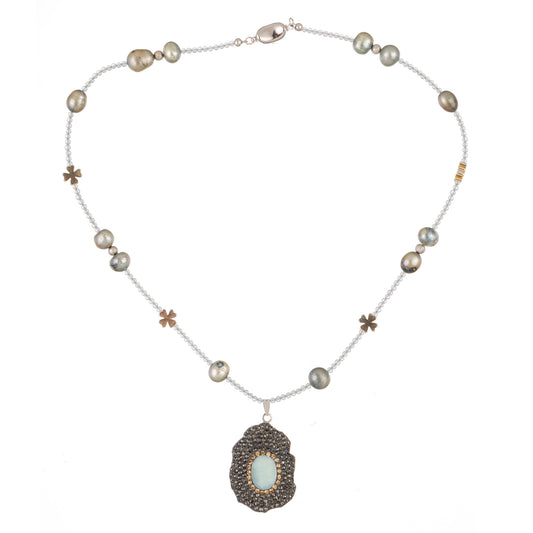 Nocturn 1 – colier handmade fashion cu mărgele florale din chalcedon, sidef natural, metal și sticlă, în nuanțe misterioase de turquoise, gri, argintiu și auriu – design beaded cu pandantiv, unisex, pentru un stil creativ și rafinat din colecția ‘Perlina – Eleganța perlelor, reinventată’.