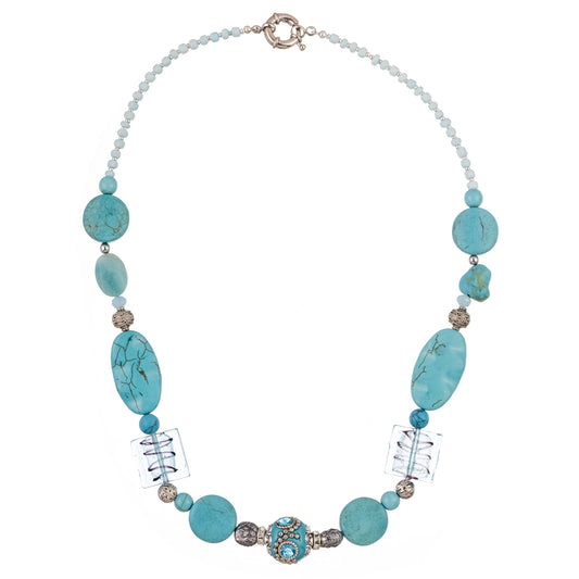 Colier Nomad 1 cu mărgele turcoaz din howlit, hematit, sticlă și sidef, lucrat manual în nuanțe light blue și argintiu; design boem și fresh, ideal pentru un look liber și solar de vară.