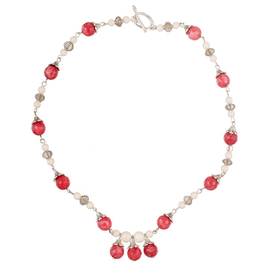 Colier Nomad 2 handmade cu sidef, howlit, Miyuki, metal și sticlă, în nuanțe alb, roșu și argintiu; design beaded statement feminin, cu vibrație pasională și estivală.
