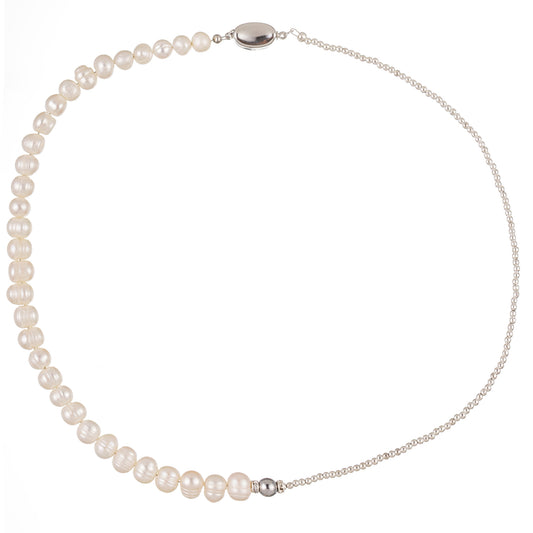 Roua 1 – colier handmade fashion cu perle naturale de cultură, hematit și metal argintiu, în tonuri elegante de alb și argintiu – design beaded feminin și rafinat din colecția ‘Perlina – Eleganța perlelor, reinventată’.