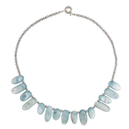 Sidef 1 – colier fashion handmade cu sidef și metal argintiu, în nuanțe delicate de albastru deschis și argintiu, design beaded versatil și elegant – parte din colecția ‘Oceanica – Bijuterii ca o șoaptă de val’.