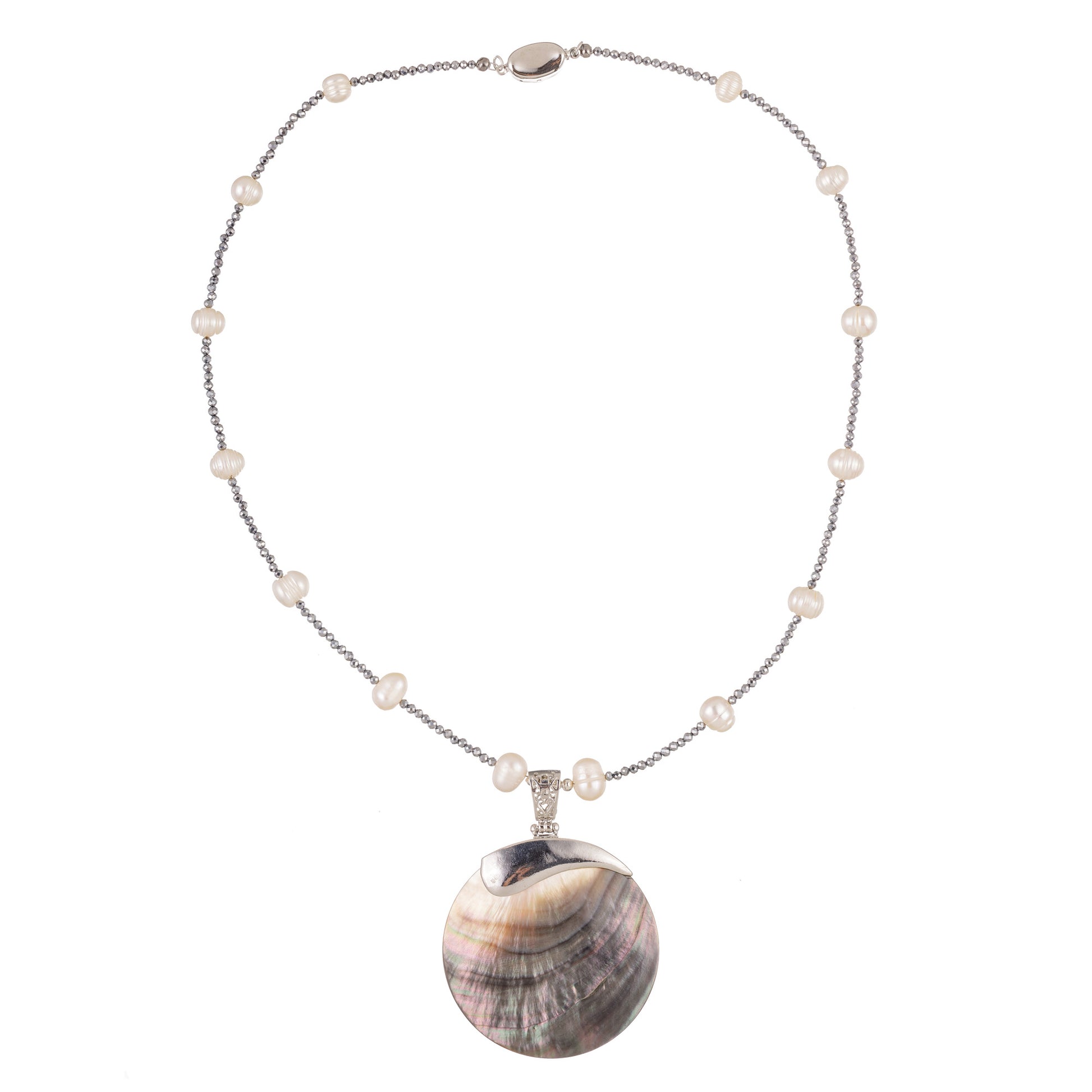 Sidef 2 – colier handmade fashion cu perle naturale, hematit și sidef, în tonuri elegante de alb, negru, gri și argintiu – design beaded cu pandantiv de 7 cm, versatil și rafinat din colecția ‘Oceanica – Bijuterii ca o șoaptă de val’.