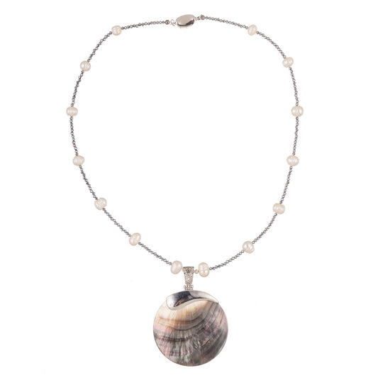 Sidef 2 – colier handmade fashion cu perle naturale, hematit și sidef, în tonuri elegante de alb, negru, gri și argintiu – design beaded cu pandantiv de 7 cm, versatil și rafinat din colecția ‘Oceanica – Bijuterii ca o șoaptă de val’.