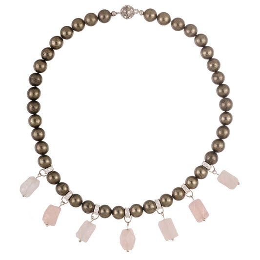 Simfonie 1 – colier handmade statement cu pirită, cuarț și metal, în nuanțe moderne de roz, gri, argintiu și verde metalizat – un accesoriu beaded sofisticat din colecția ‘Atemporal – Frumusețea care nu ține cont de timp’.