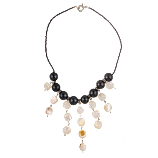 Simfonie 2 – colier statement handmade cu pandantiv grafic în alb-negru, realizat din onix negru și mother-of-pearl, bijuterie fashion unisex cu eleganță poetică din colecția ‘Atemporal – Frumusețea care nu ține cont de timp’.