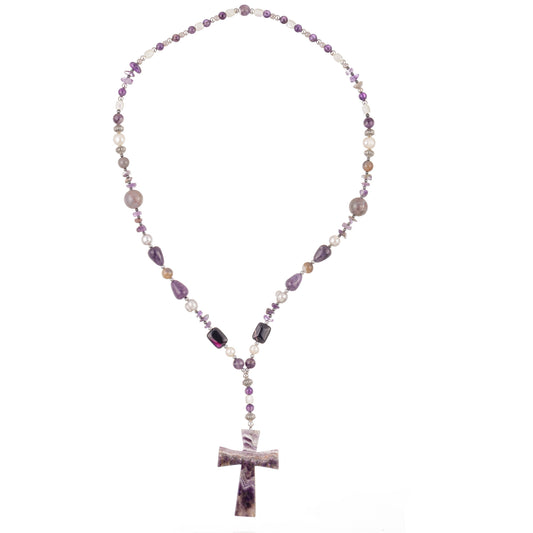 Colier unisex Y-shaped cu pandantiv din ametist și perle naturale, în tonuri visătoare de violet, argintiu și alb, cu detalii din hematit – eleganță handmade marca Gamma Bijoux.