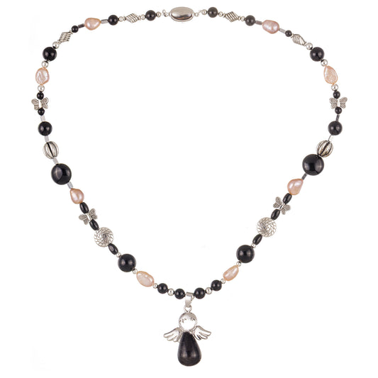 Splendor 3 – colier handmade cu onix, hematit și perle de cultură, în nuanțe elegante de negru, argintiu și roz, cu pandantiv simbolic ce exprimă feminitate poetică.
