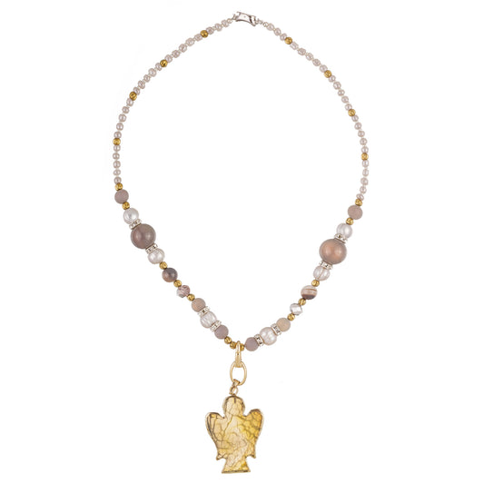 Splendor 4 – colier handmade cu înger stilizat și mărgele din agat, perlă de cultură și sticlă Miyuki, în nuanțe sacre de alb, gri, auriu și argintiu – o celebrare a armoniei spirituale.