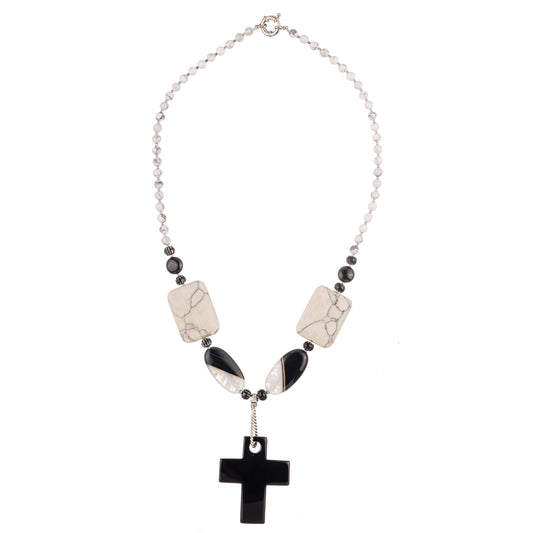Colier handmade alb-negru cu pandantiv-cruce și mărgele Murano, agate, onyx și magnezit.