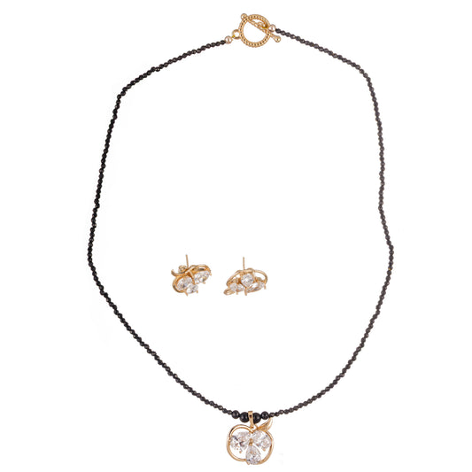 Set bijuterii „Accord 1” cu colier și cercei din mărgele negre, pietre transparente și montură aurie — design elegant, fashion handmade.